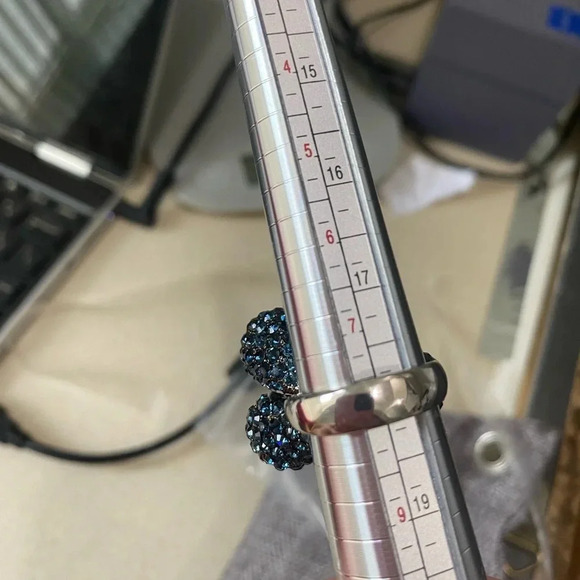 Joan Boyce Crystal Flower Statement Fashion Ring - Picture 8 of 8